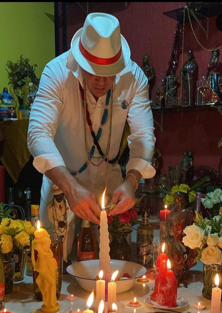 Médium Sândalo realizando trabalho espiritual